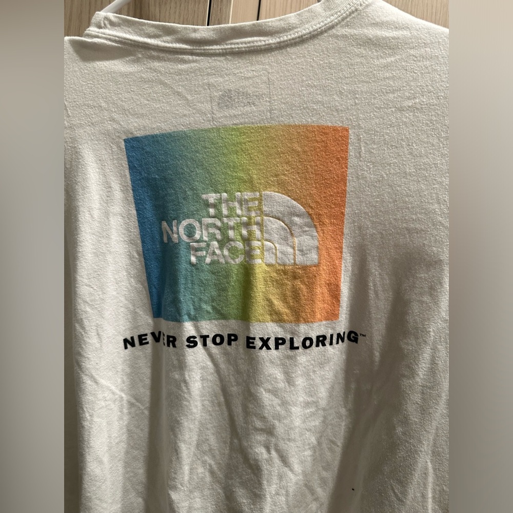 Woman’s the north face T-shirt